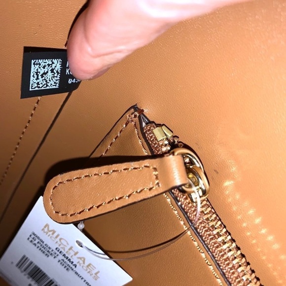 Michael Kors Tan and White Tote Bag - Picture 8 of 11